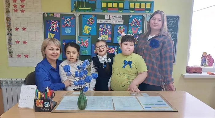 Педагоги и учащиеся 1 Э класса  украсили класс открытками сделанными своими рука