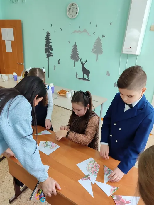 Ученики 1С вместе с мамами составляют букеты из разрезанных картинок
