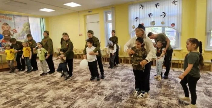 Воспитанники группы исполняют песни военных лет