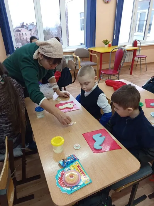 Педагог показывает украшения