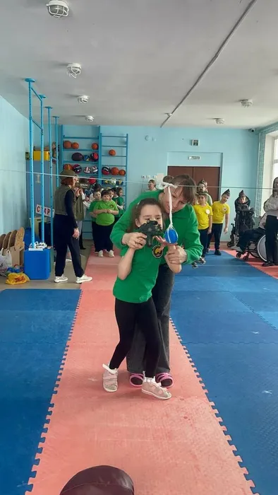 Ученица 1Э класса целится в мишень