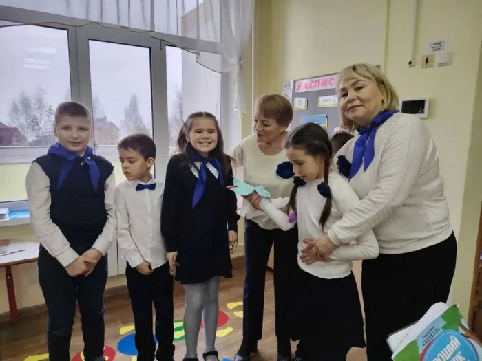 ученики 1 л класса дарят Голубь мира 4 Е классу