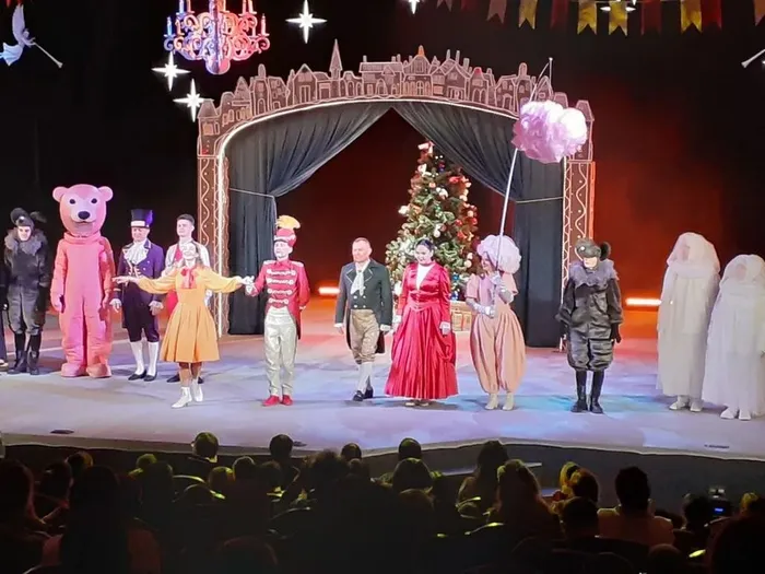 артисты театра на сцене