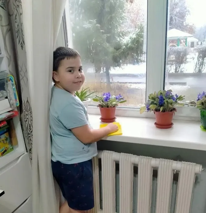Ученик 2 К класса помогает  с уборкой родителям