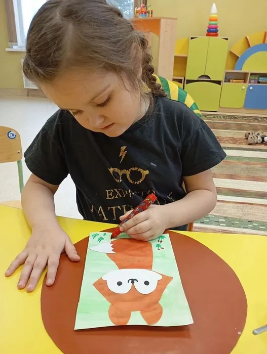 девочка клеит  аппликацию