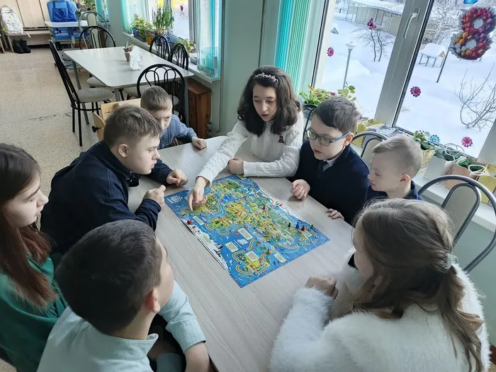 Обучающиеся  шестых классов за увлекательной игрой