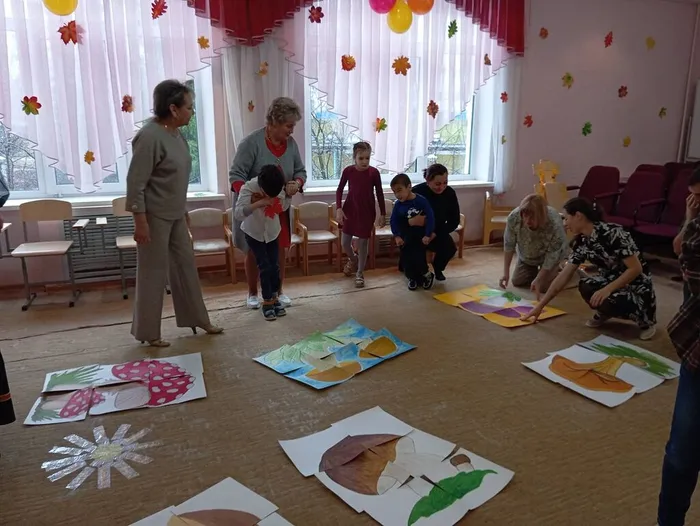 Дети собирают пазлы