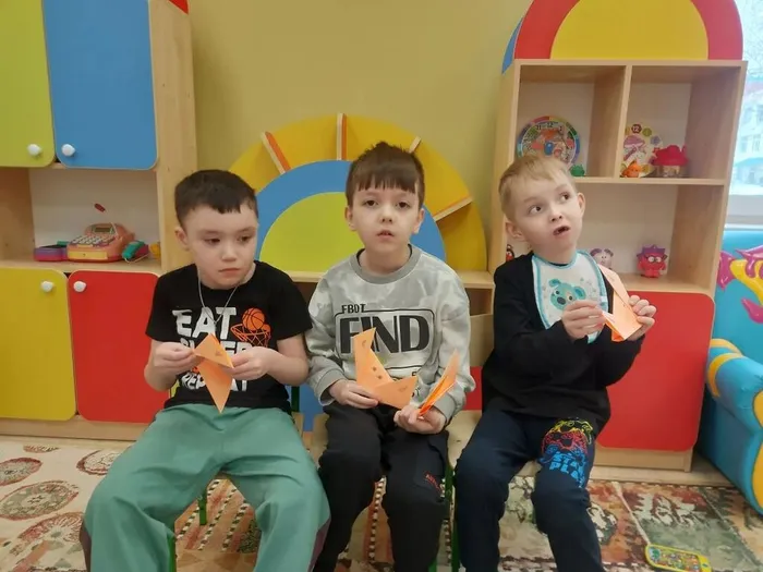 Дети показывают готовые маски