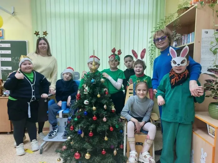 Ребята и педагоги 1 Э класса украсили елочку в классе