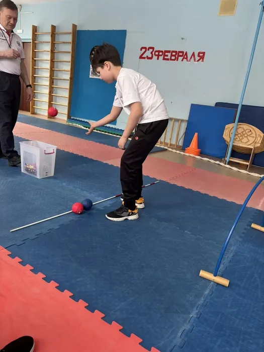 Учащийся 2 И класса забрасывает мячи в корзину