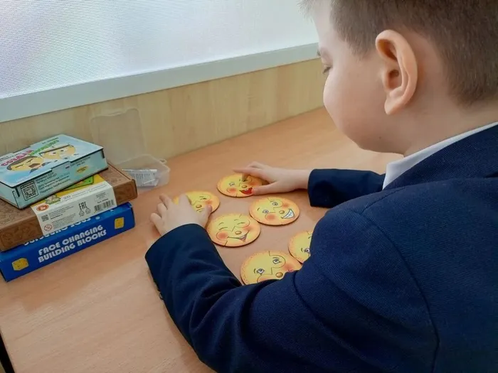 ученик изучает эмоции