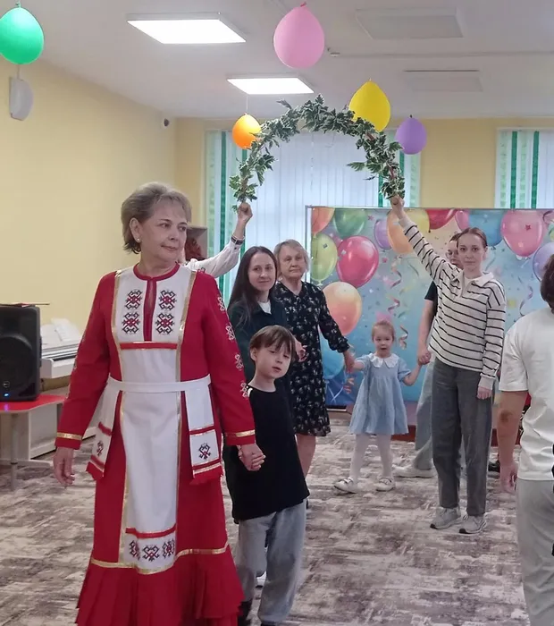 Дети и педагоги исполняют чувашский хоровод