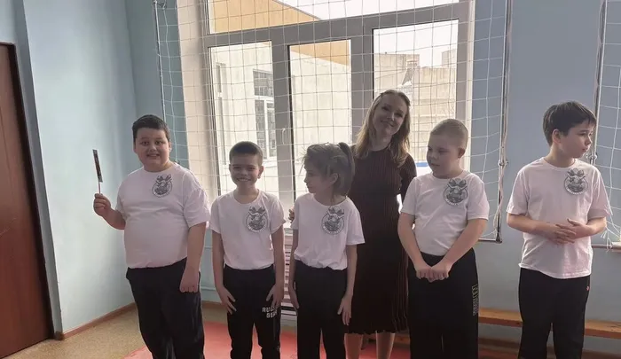 Ученики 2 И класса готовятся к началу спортивного праздника