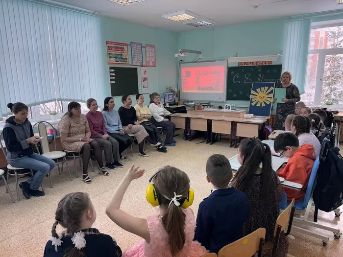 Ученики 1С класса поют песню для мам