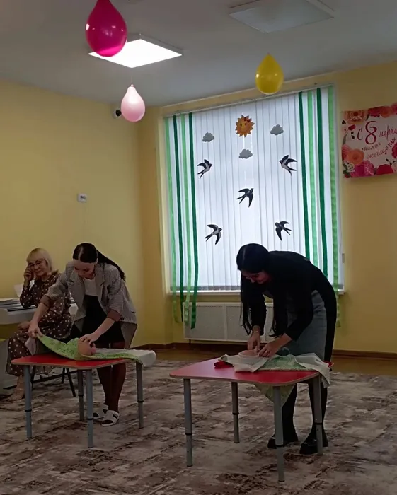 Мамы пеленают кукл-малышей