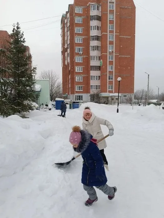 Дети 1 Л  класса помогают педагогам убирать снег