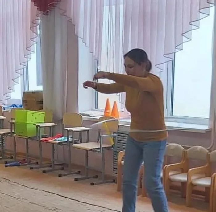 Мама выполняет упражнение с обручем
