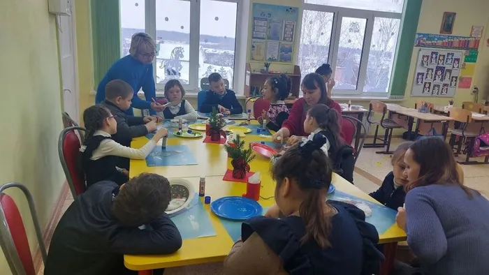 Учащиеся создают поделку своими руками