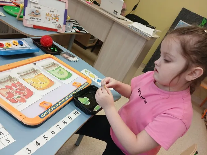 Девочка на занятии, дифференциация цвета