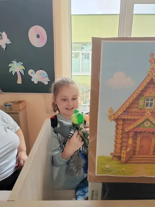 Девочка рассматривает куклы бибабо