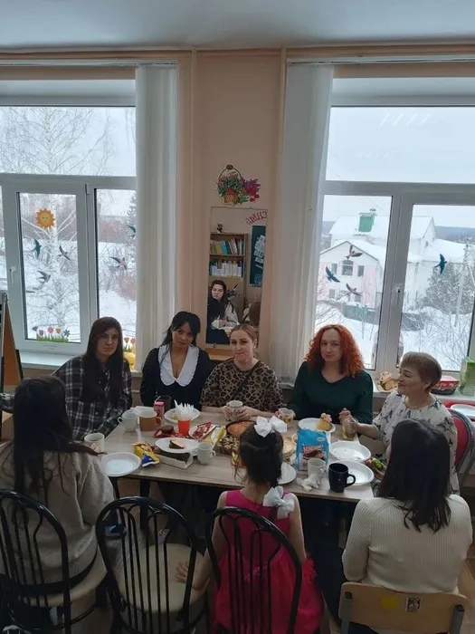 участники мероприятия сидят за чашечкой чая