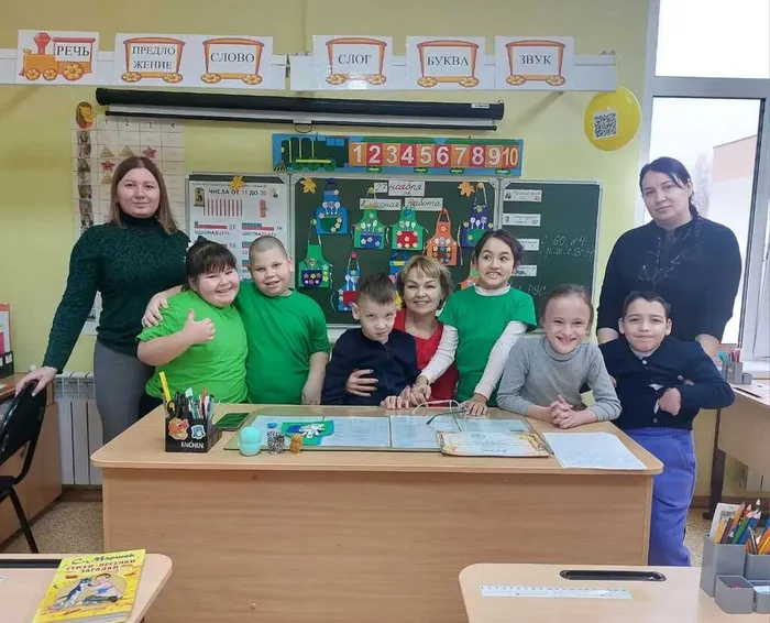 1-Учащиеся и педагоги готовятся к празднику День Матери