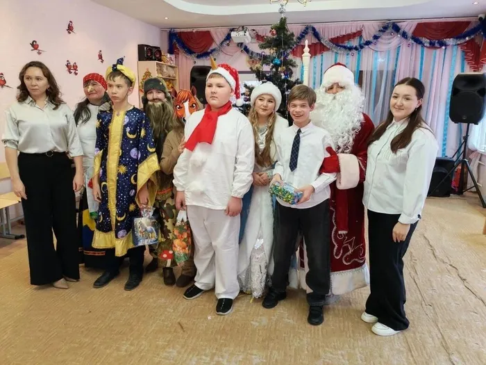 4 Л с персонажами новогодней сказки