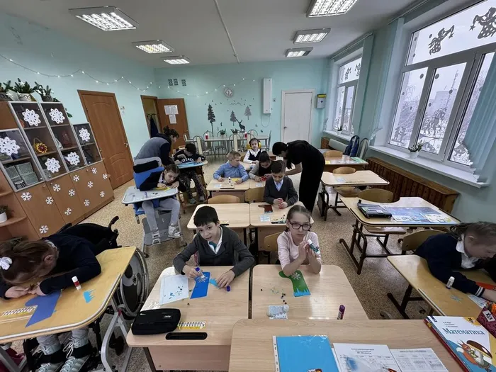 Ученики изготавливают новогодние валенки