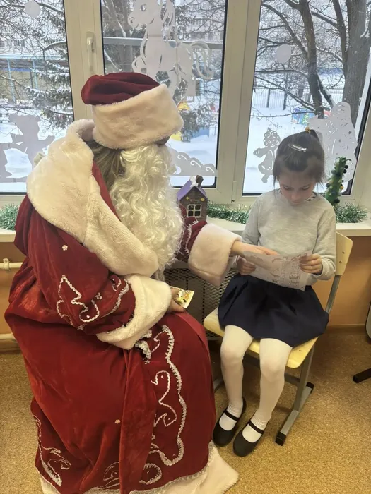 Ученица «2 И» класса рассказывает стихотворение