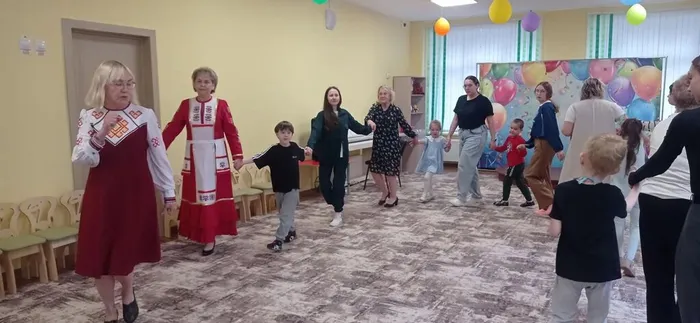 Дети и педагоги танцуют