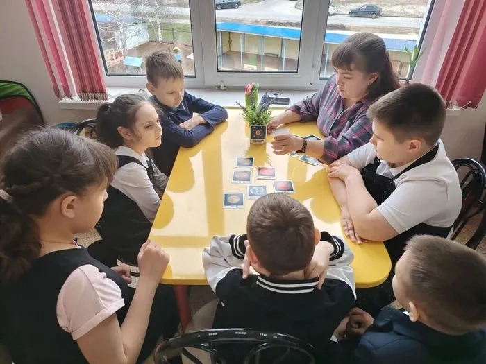 обучающиеся 1К класса на уроке ко дню Космонавтики