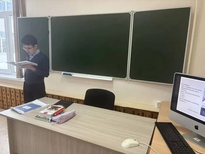 Ученик 7 «А» класса выступает с докладом на тему «Футуризм»