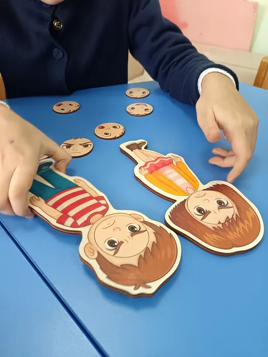 ученица подбирает эмоцию по образу