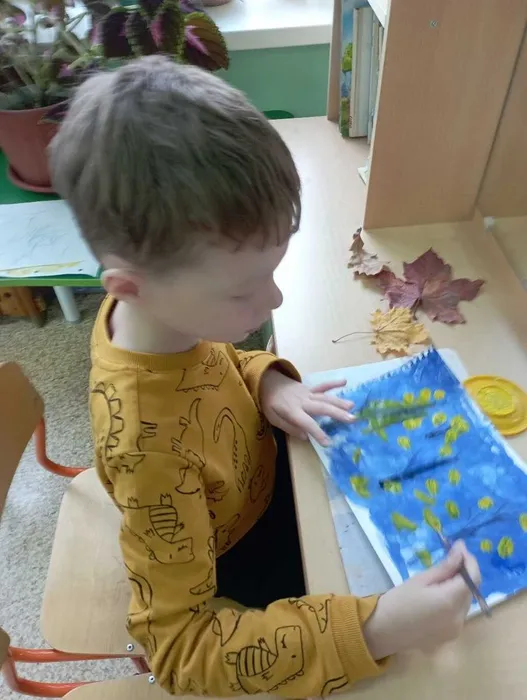 Ребёнок выполняет примакивание всем ворсом кисти