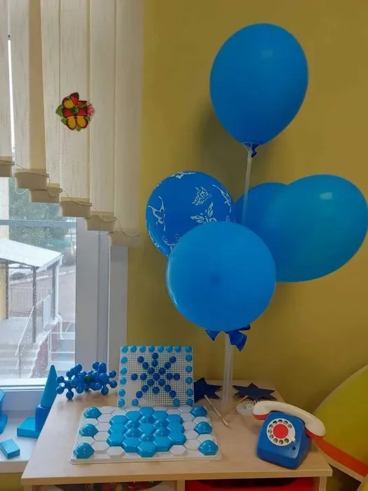 Выставка синих игрушек в группе Хевел