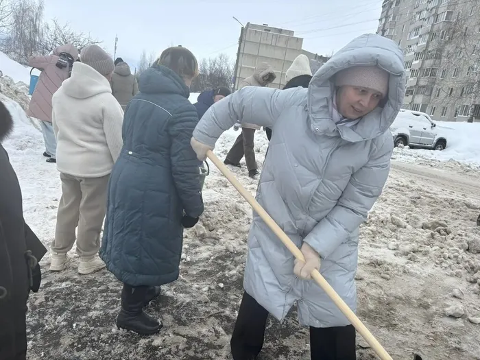 педагоги на расчистке снега