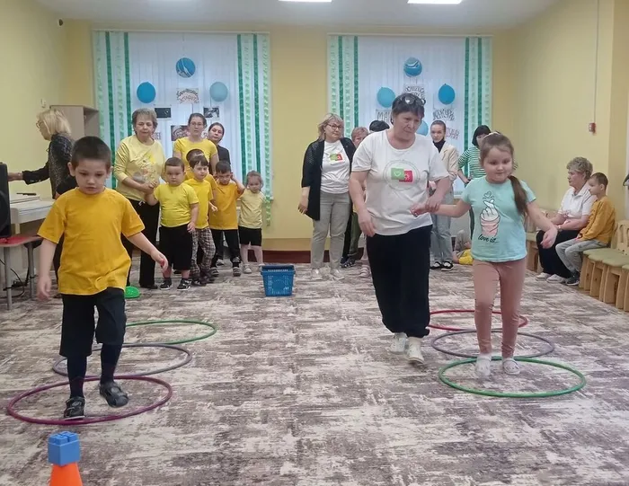 Ребята участвуют в эстафете Путешествие по галактике