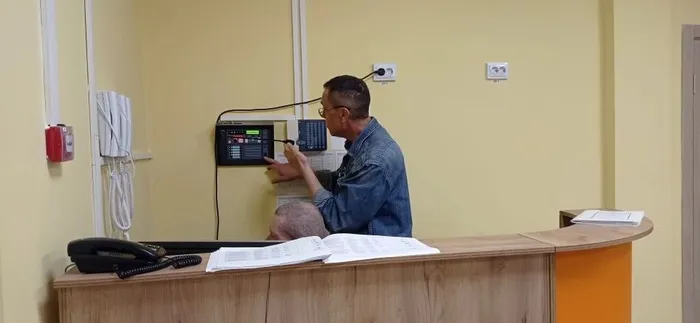 Заведующий хозяйством производит речевое оповещение о чрезвычайной ситуации