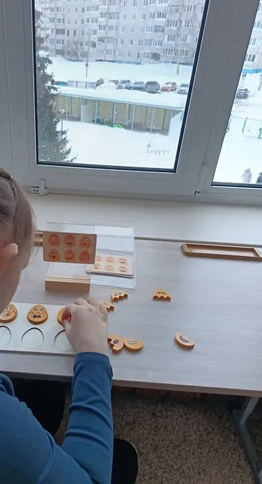 ученица на занятии выполняет задание