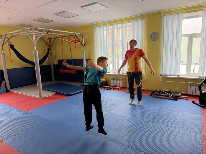 Тренер показывает упражнение - ребенок повторяет самостоятельно