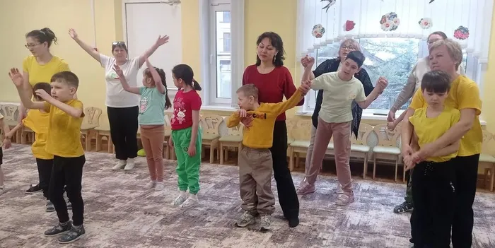 Дети и взрослые принимают участие в космическом флешмобе