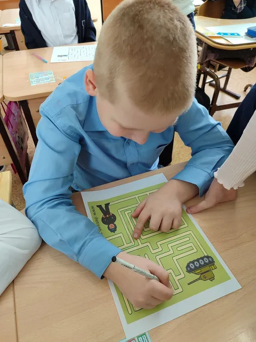 Ученик 1С класса проходит лабиринт