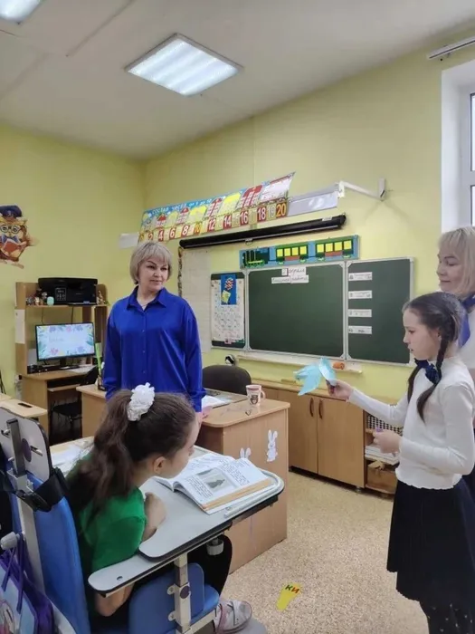 ученики 1 а класса дарят Голубь мира 1 э классу