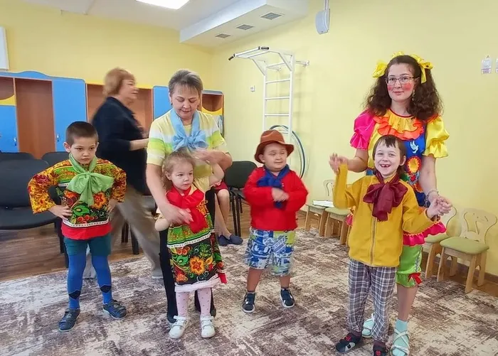 Ребята и взрослые танцуют