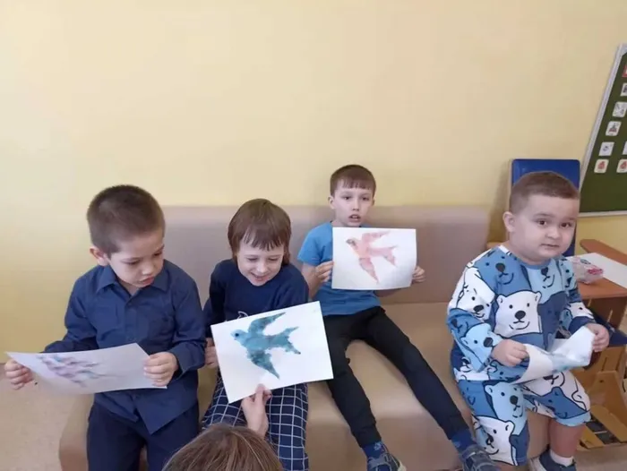 Дошколята показывают свои рисунки