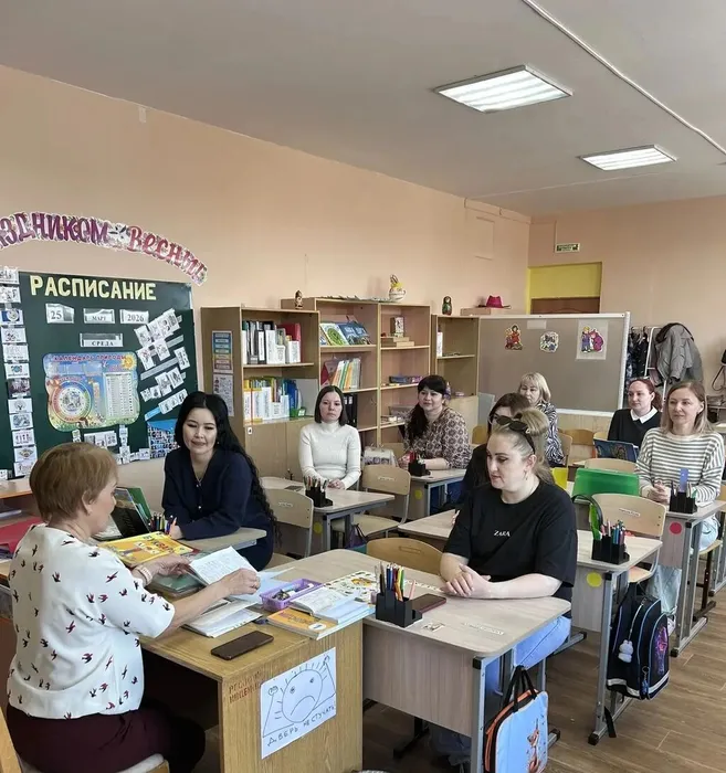 Учитель начальных классов Руссакова ЛГ рассказывает родителям об успеваемости