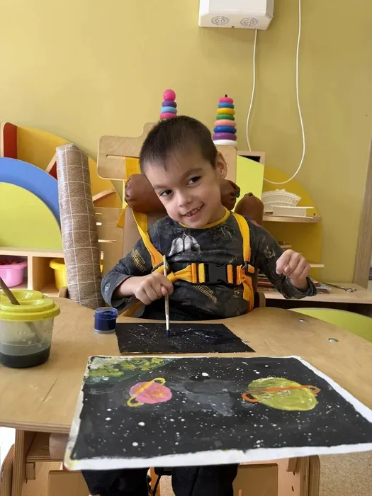 Ребенок рисует Космос