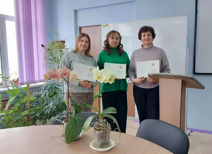 Сотрудники Образовательного центра с удостоверениями о повышении квалификации