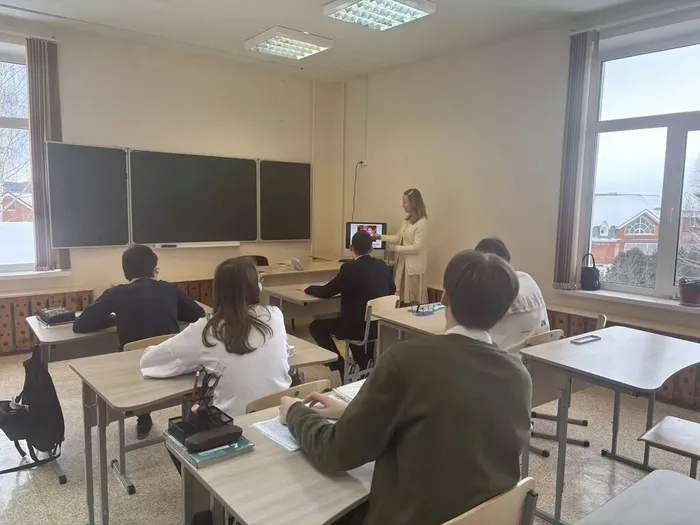 Учитель рассказывает детям о творческом пути Владимира Маяковского