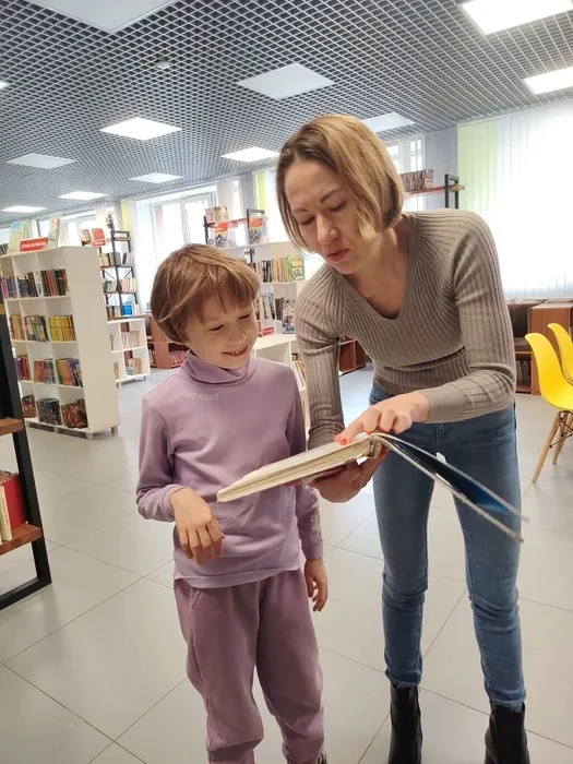 Мама и дочь за чтением книги